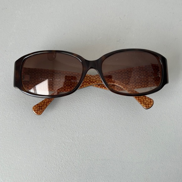 Coach sunglasses, like new. Does not have its original case. - Picture 1 of 4